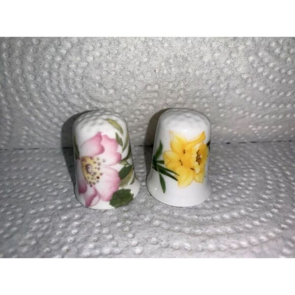 Two thimble crochendy crefftaur Flowers